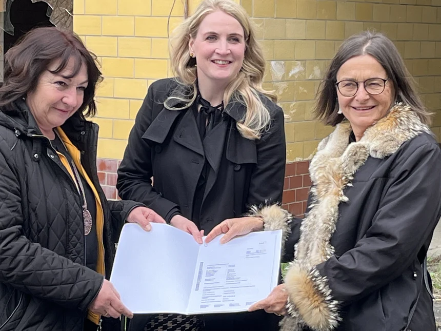 Staatssekretärin Barbara Meyer übergibt den Fördermittelbescheid an die Bürgermeisterin von Naunhof 