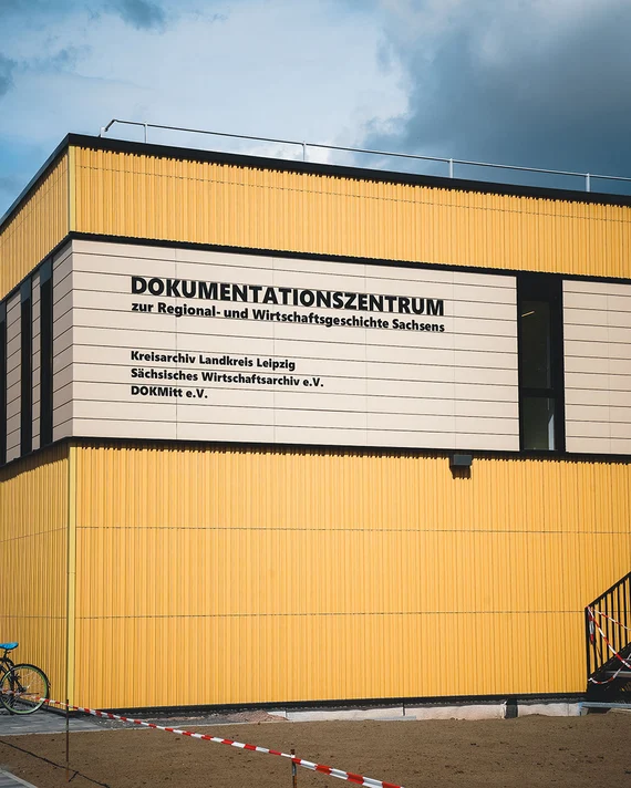Man sieht ein beschriftetes Gebäude