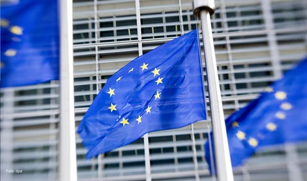Drei EU-Flaggen wehen im Wind