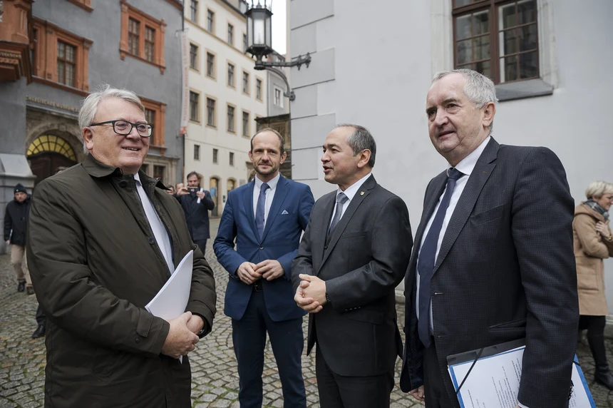 EU-Kommissar Schmit, Staatsminister Schmidt und weitere Personen in der Altstadt von Görlitz