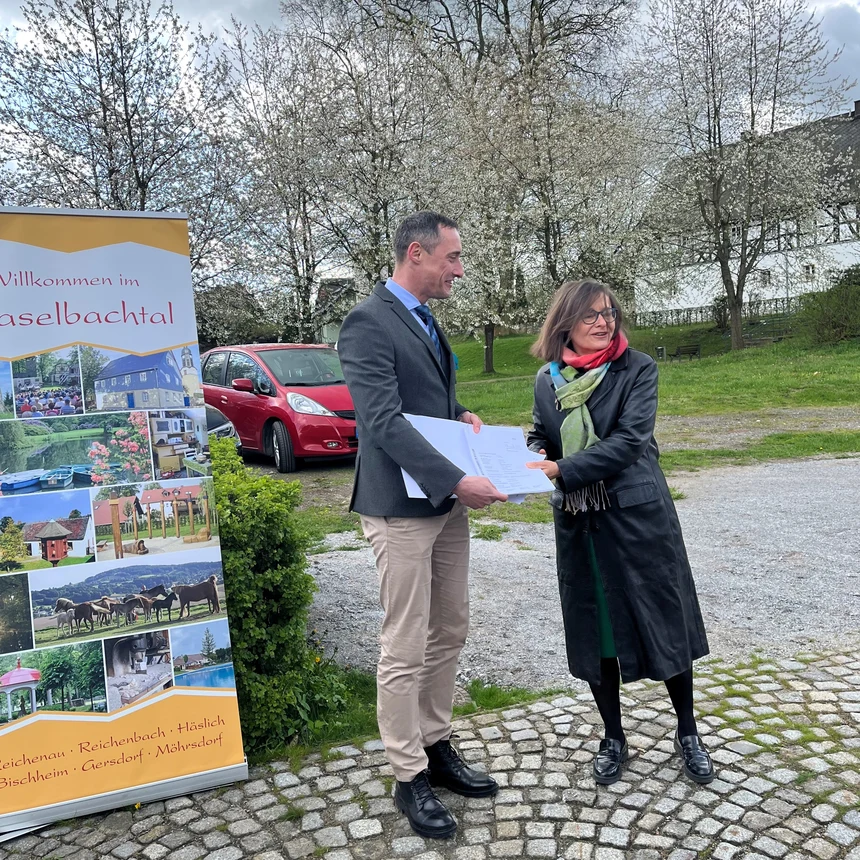 Staatssekretärin Barbara Meyer übergibt Bürgermeister Tobias Liebschner den Förderbescheid für das »Energieautarke Gemeindeamt 2.0,«