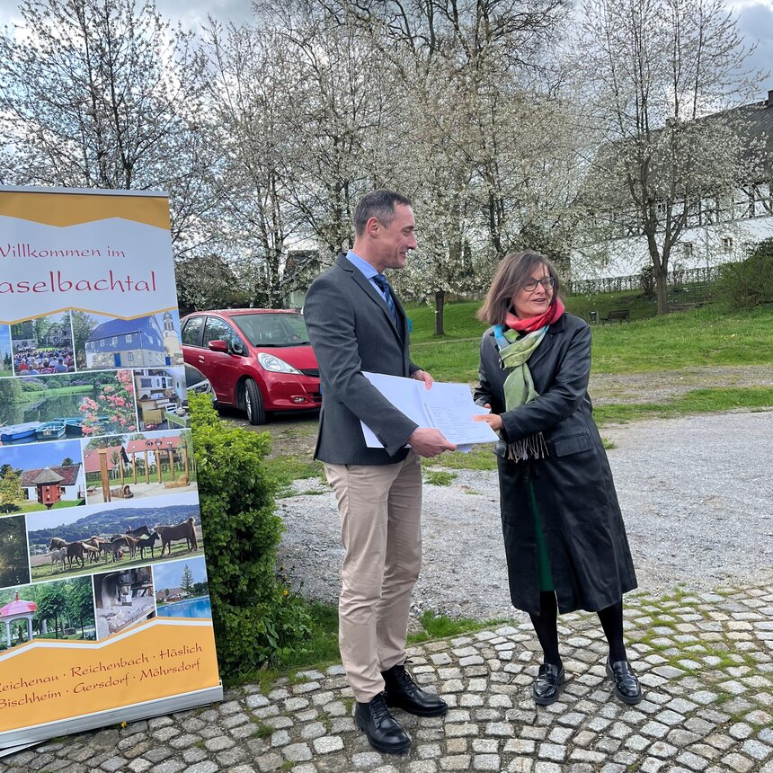 Staatssekretärin Barbara Meyer übergibt Bürgermeister Tobias Liebschner den Förderbescheid für das „Energieautarke Gemeindeamt 2.0,“