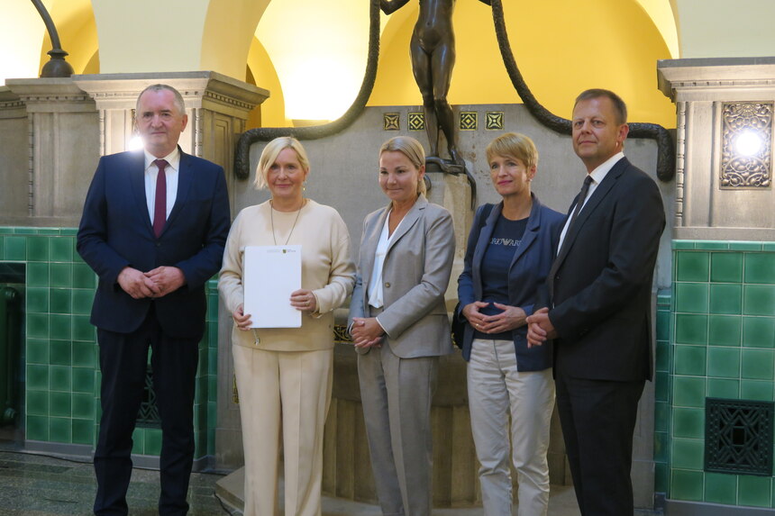 Staatsminister Schmidt übergibt einen Fördermittelbescheid an die Geschäftsleitung des Klinikums St. Georg