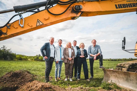 Menschen stehen auf einer Baustelle