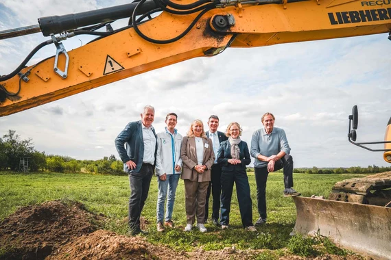 Menschen stehen auf einer Baustelle