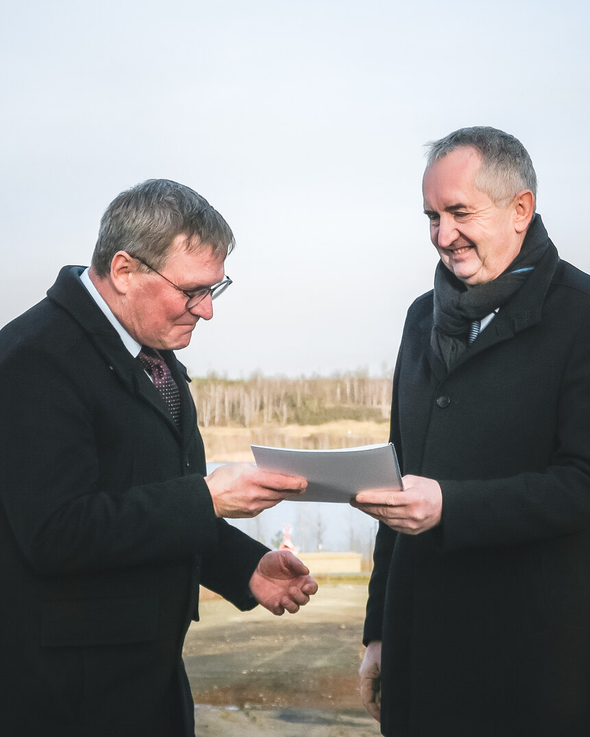 Staatsminister Schmidt übergibt in Zwenkau den Fördermittelbescheid für die neue Kita.