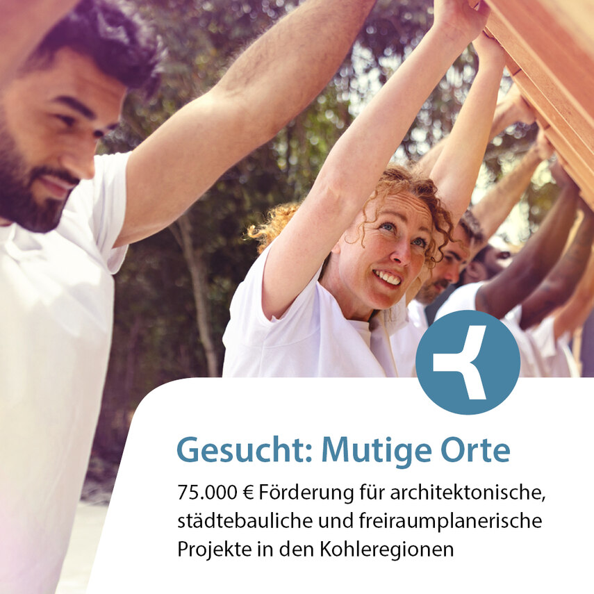 Frauen und Männer stützen einen Holzbalken