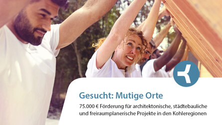 MFrauen und Männer stützen einen Holzbalken