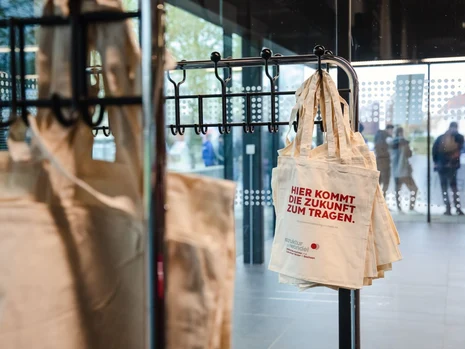 SMIL Stoffbeutel mit der Aufschrift "Hier kommt die Zukunft zum Tragen"