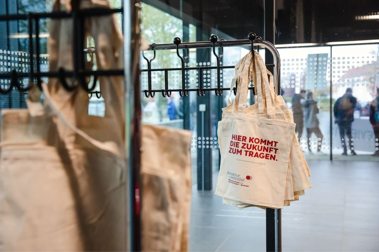 Stoffbeutel mit der Aufschrift "Hier kommt die Zukunft zum Tragen"