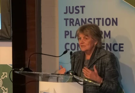 EU-Kommissarin Elisa Ferreira am Rednerpult bei der 8. Just Transition Platform Konferenz
